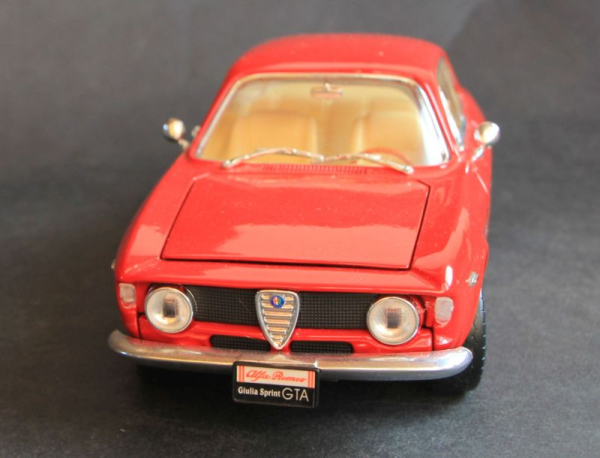 Road Signature Alfa Romeo Giulia 1965 DieCast Model (5568)